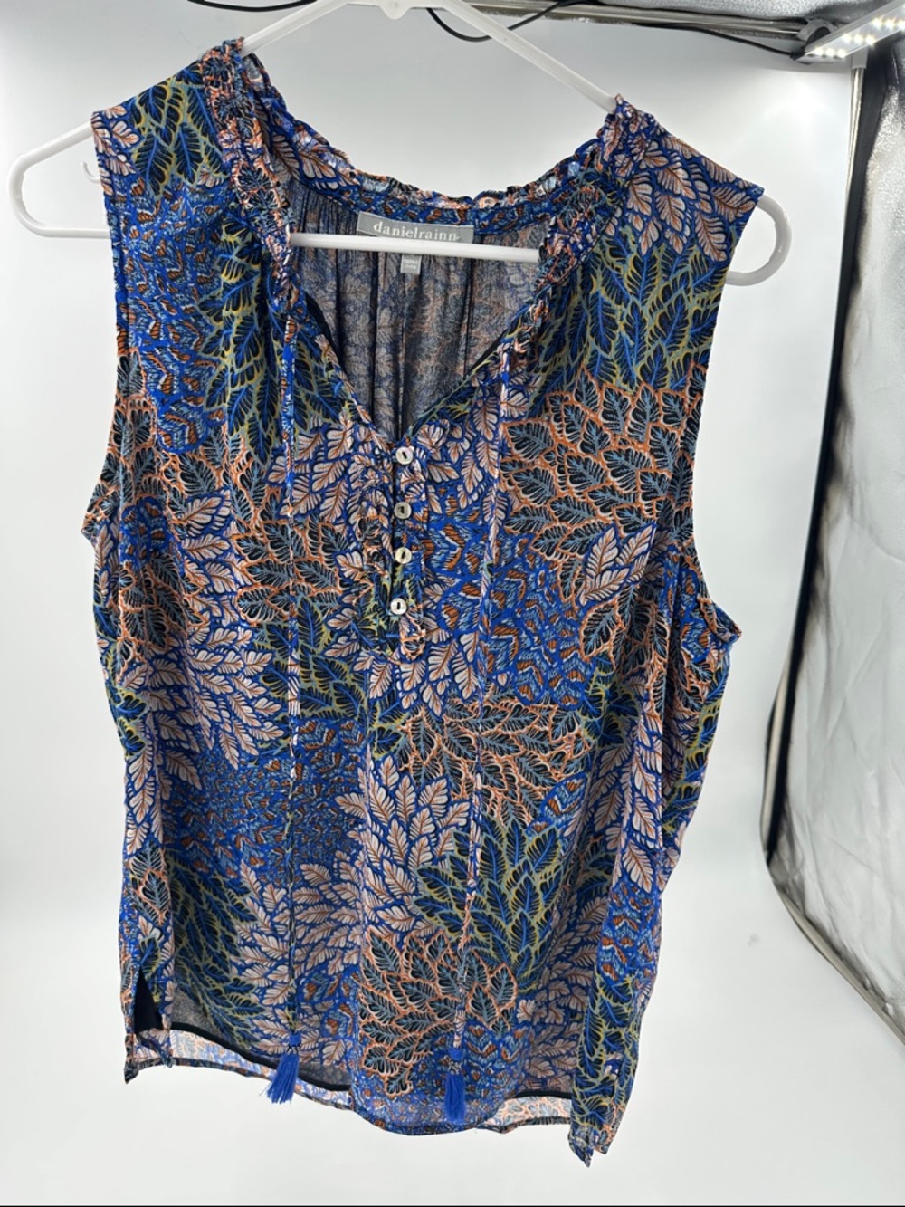 Daniel Rainn Blue Floral-Print Sleeveless Henley Camisole